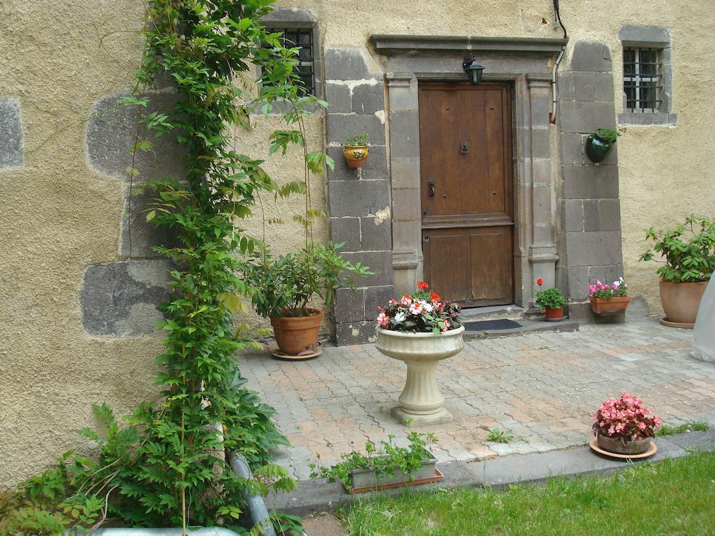 Bed and Breakfast Chateau De Bourrassol Menetrol Экстерьер фото